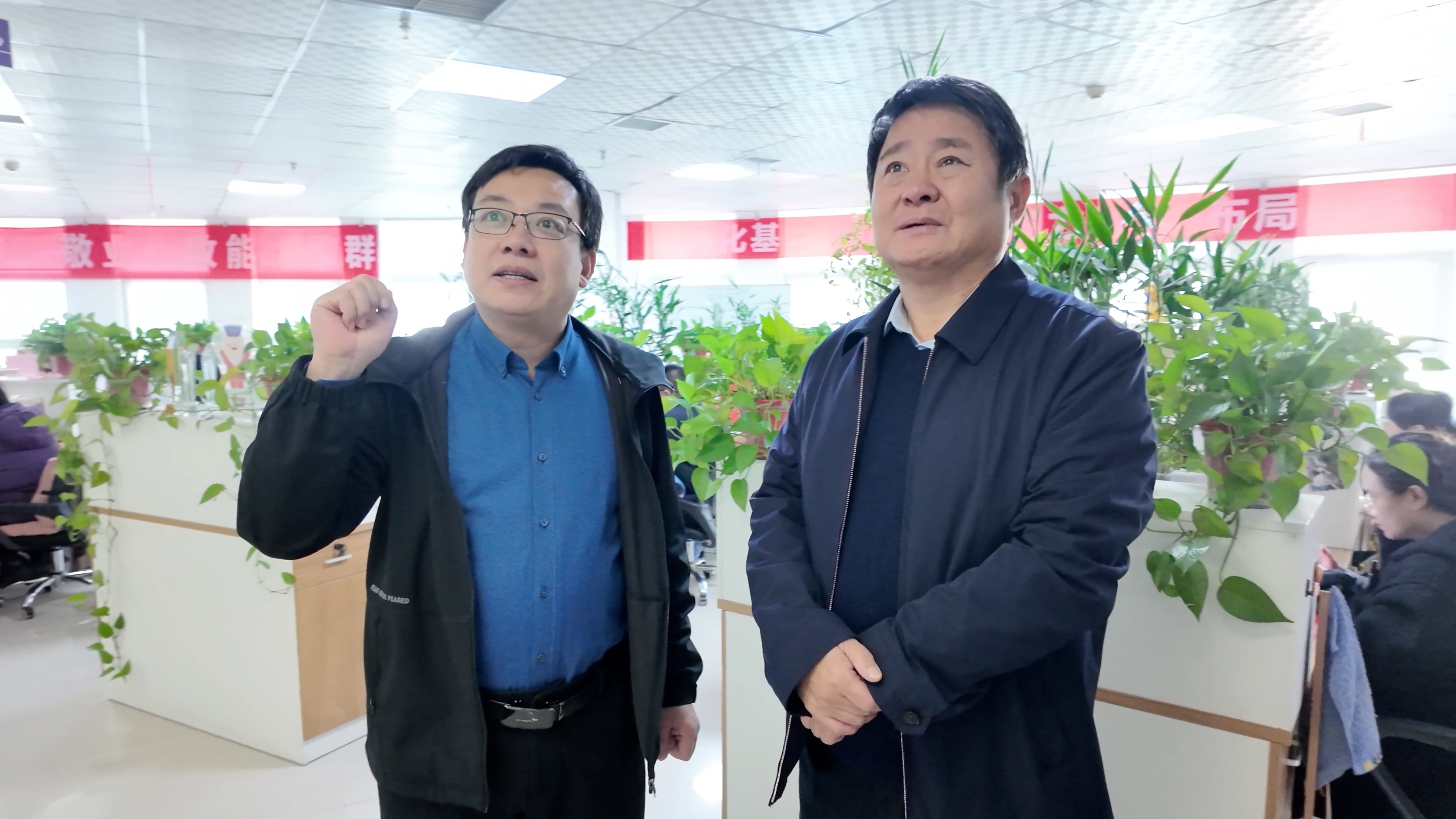 安陽市人大常委會(huì)副主任桑建業(yè)一行蒞臨安陽青峰參觀指導(dǎo)